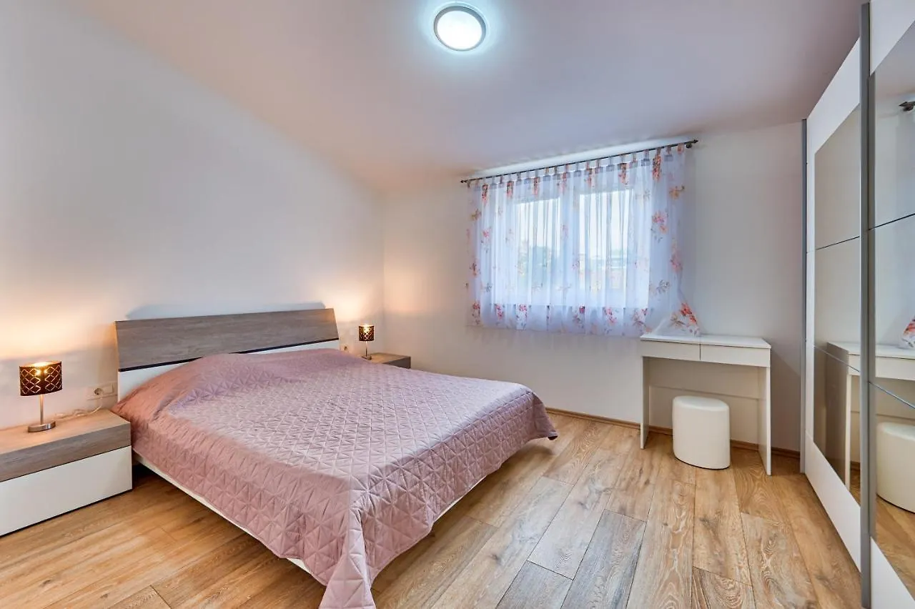 Apartments Lara Medulin