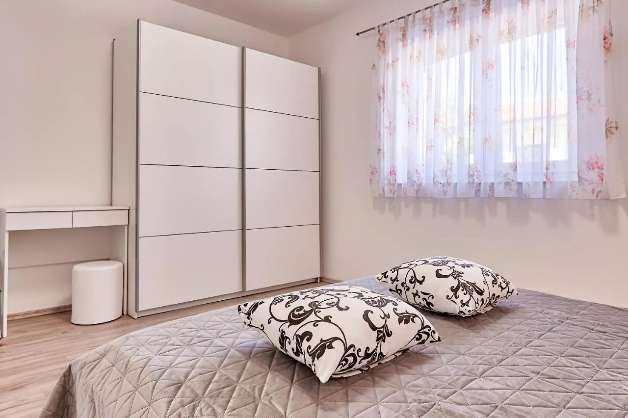 Apartments Lara Medulin Croatia