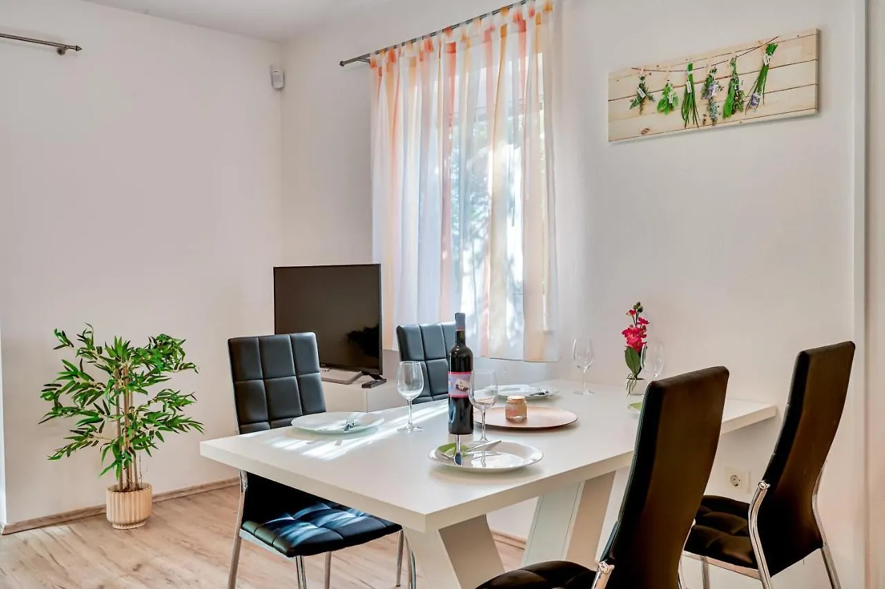 Apartments Lara Medulin