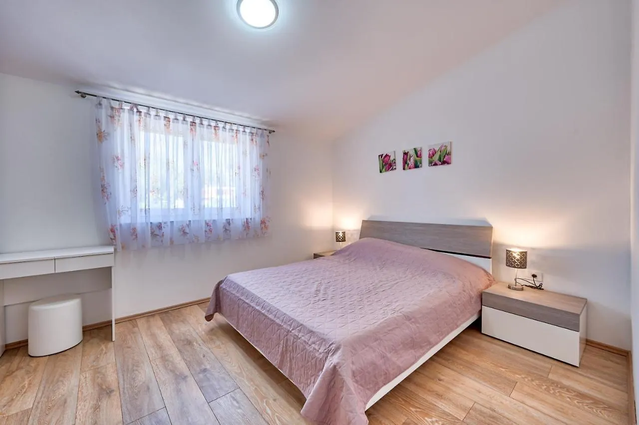 Apartments Lara Medulin
